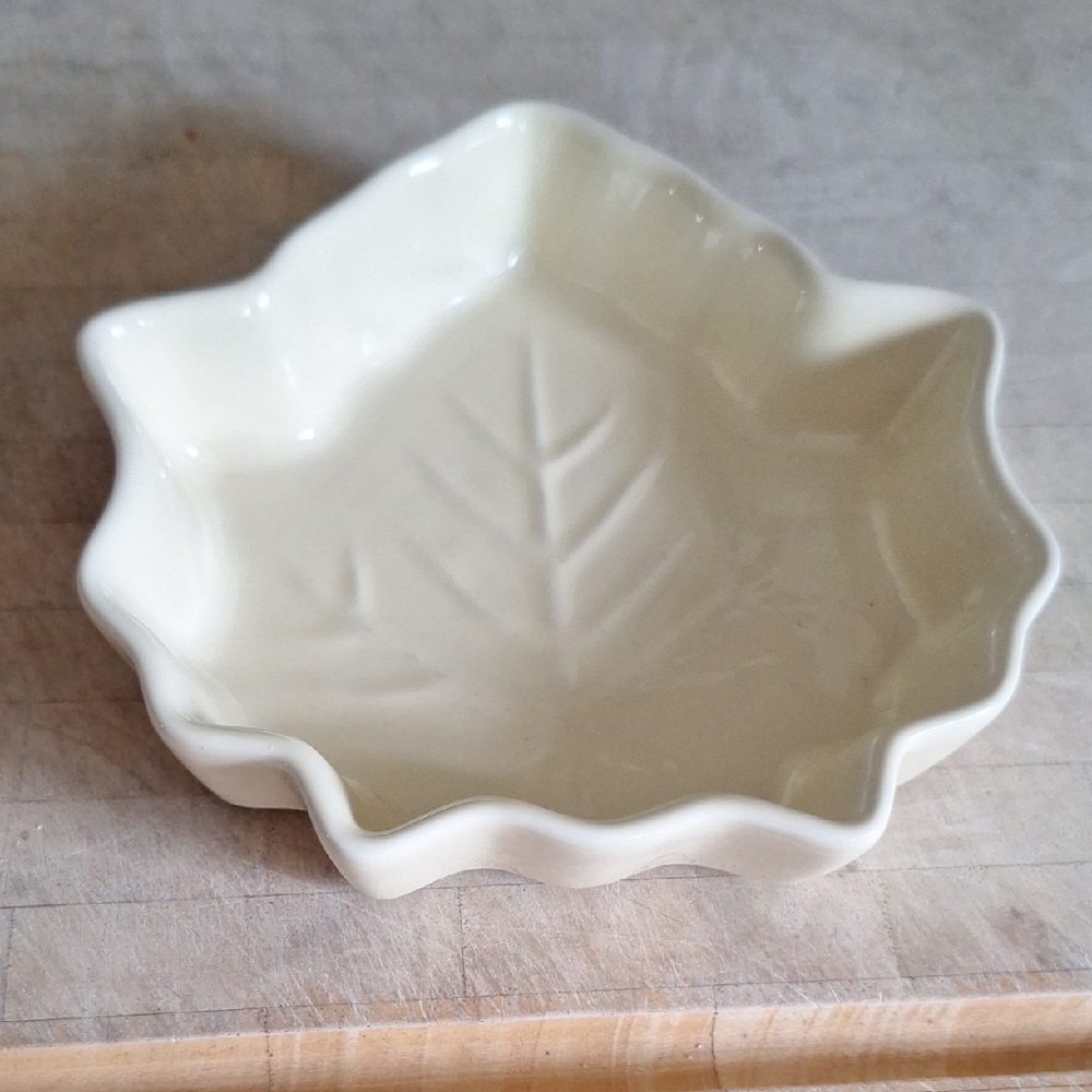 Celebrate It Cream/Pale Yellow Ceramic Leaf Dish